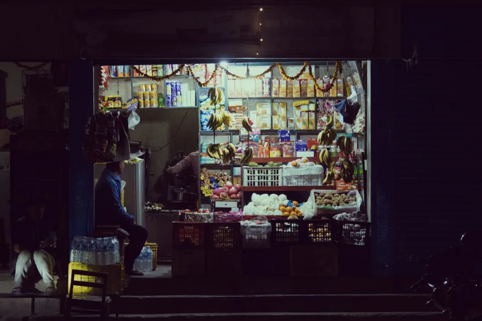 Người bán hàng tại cửa hàng